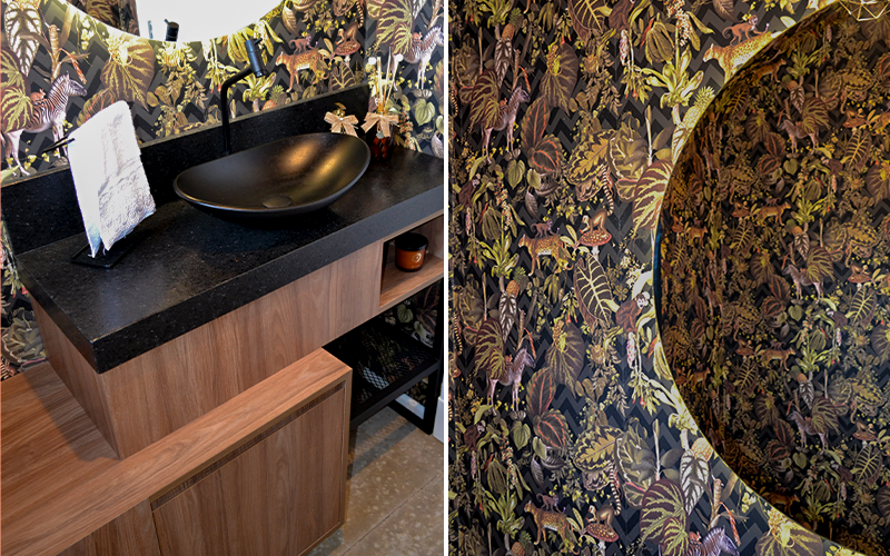 Fotografia ilustrativa de um lavabo com papel de parede selva - Qual a cor da cozinha dos seus sonhos?