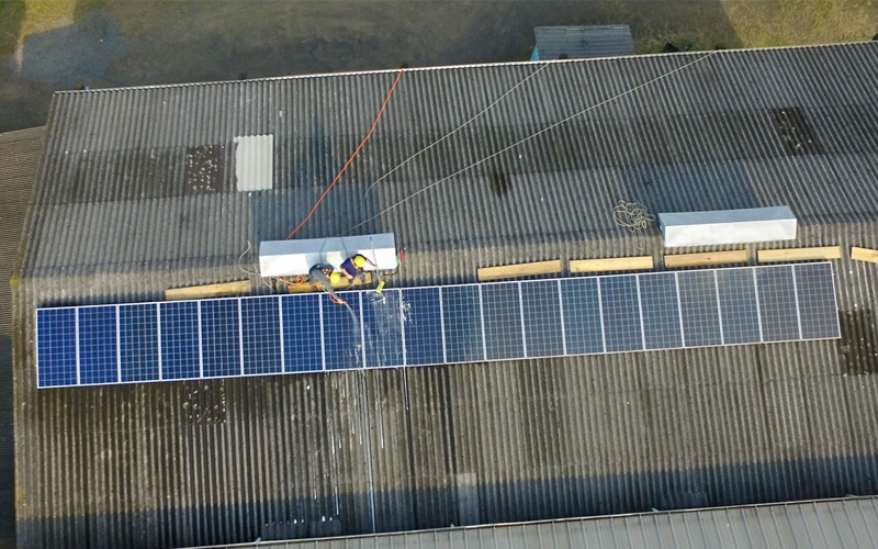 Fotografia ilustrativa com imagem aérea de placas solares da Moderna Planejados: há 10 anos fazendo móveis do seu jeito