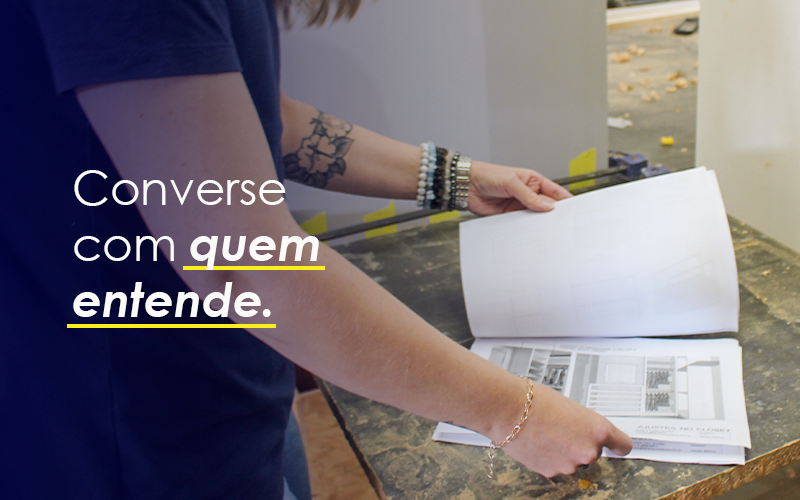 Fotografia ilustrativa - com o texto Converse com quem entende.