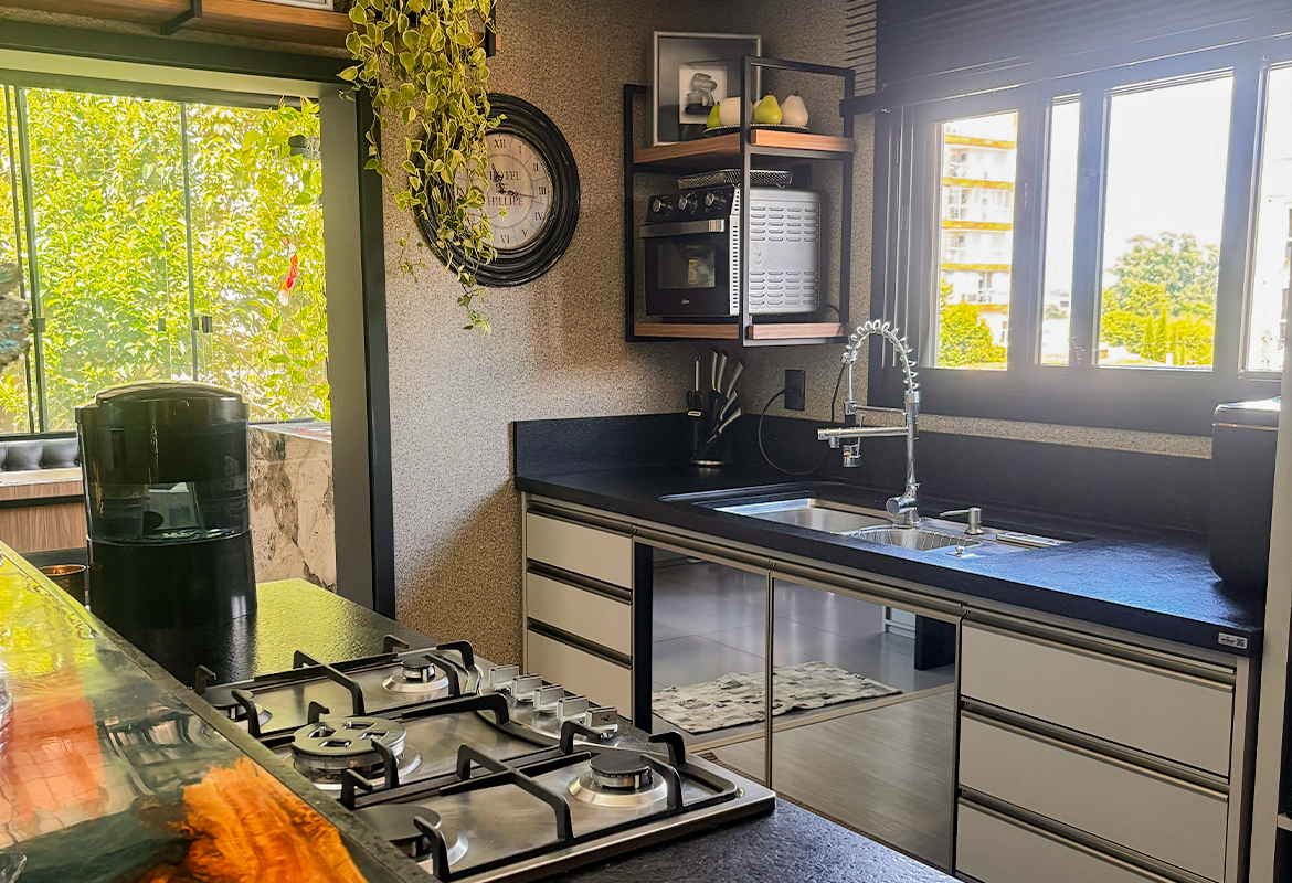 Fotografia ilustrativa da cozinha da sala comercial transformada em apartamento